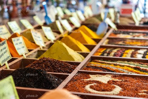 عکس با کیفیت ادویه جات و گیاهان دارویی در قفسه های چوبی در کنار یکدیگر و قهوه با تزیین پرچم ترکیه