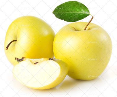 عکس با کیفیت دو سیب زرد و کامل با برگ سر سبز و اسلایس سیب در کنار آنها