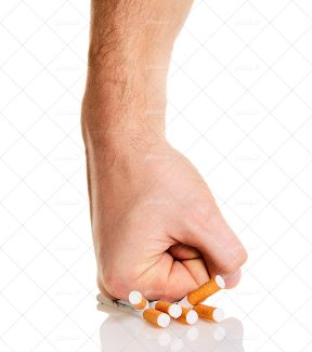 عکس با کیفیت منحصربفرد مرد در حال له کردن سیگار ها به معنی ترک کردن سیگار