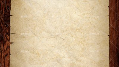 عکس با کیفیت کاغذ کاهی به شکل قدیمی و قرار گرفته بر روی میز چوبی
