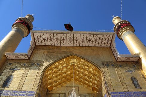 عکس با کیفیت طرح یا پوستر حرم مطهر امام علی (ع) حرم زیبا با دیوار ها و گلدسته های طلایی حرم حضرت علی (ع) از زاویه پایین