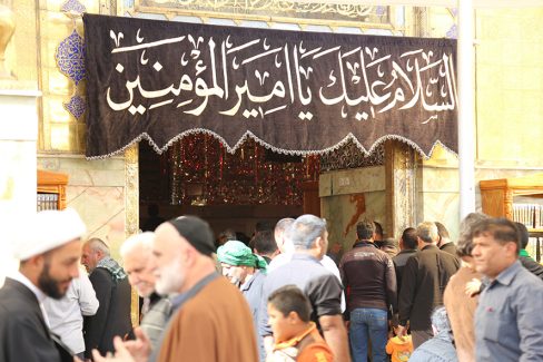 عکس با کیفیت طرح یا پوستر حرم مطهر امام علی (ع) پرچم سیاه السلام علیک یا امیر المومنین بر روی سر در ورودی حرم و حال هوای حرم در روز های شهادت امام علی