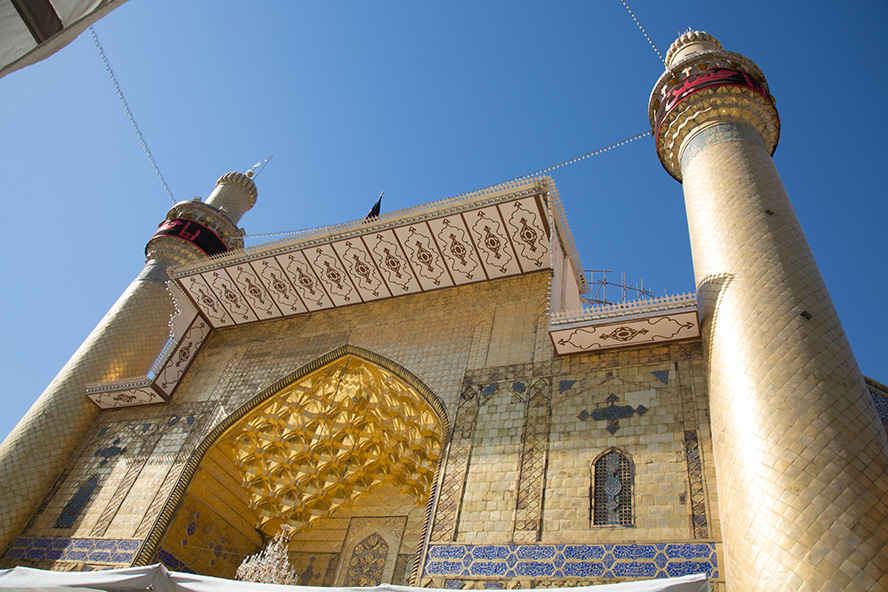 عکس با کیفیت طرح یا پوستر حرم مطهر امام علی (ع) گلدسته های طلایی زیبای حرم امام علی (ع) از زاویه پایین