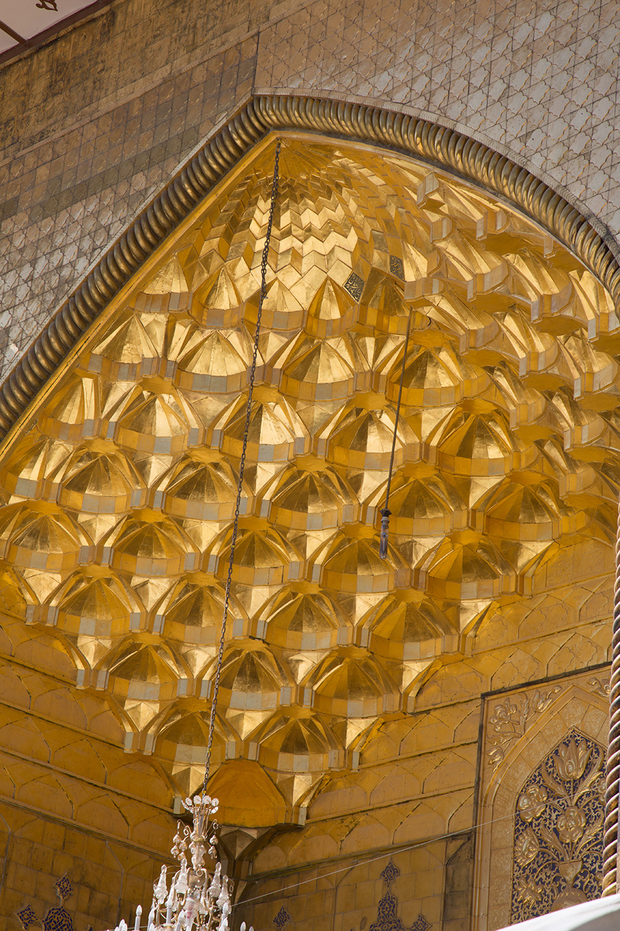 عکس با کیفیت طرح یا پوستر حرم مطهر امام علی (ع) نمایی نزدیک از سر در ورودی طلای حرم مطهر امام علی (ع)