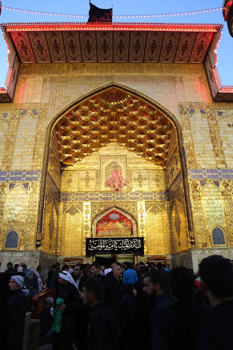عکس با کیفیت طرح یا پوستر حرم مطهر امام علی (ع) حال و هوای حرم مطهر امیر المومنین در شب های قدر و سیاه پوش شدن حرم