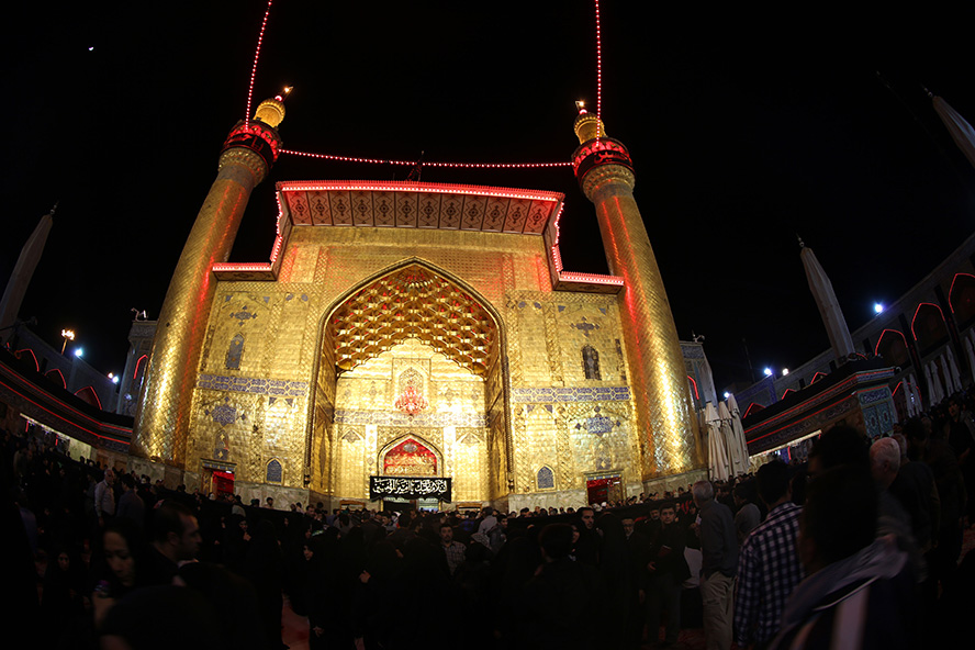 عکس با کیفیت طرح یا پوستر حرم مطهر امام علی (ع) گلدسته های حرم امام علی با پرچم های سیاه و مزین با چراغ های قرمز و حضور مردم برای مراسم شب بیست وسوم در حرم مطهر سیاه پوش شده