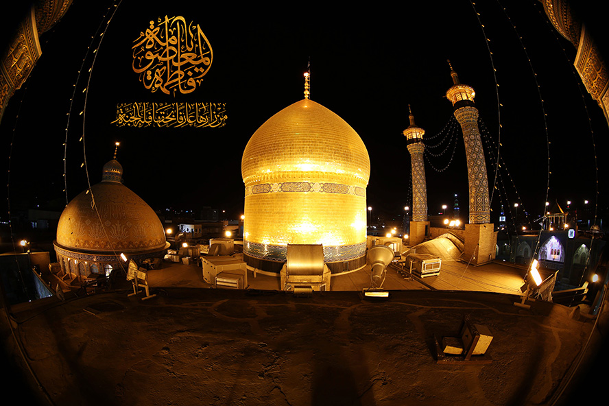 عکس با کیفیت گنبد طلایی به همراه گلدسته های زیبا در کنارش و آسمان شب و اسم زیبای حضرت فاطمه المعصومه (س) نوشته شده در گوشه ای از کادر