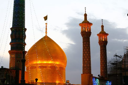 عکس با کیفیت سحن زیبای حرم فاطمه معصومه (س) و گنبد طلایی در کنار گلدسته ها
