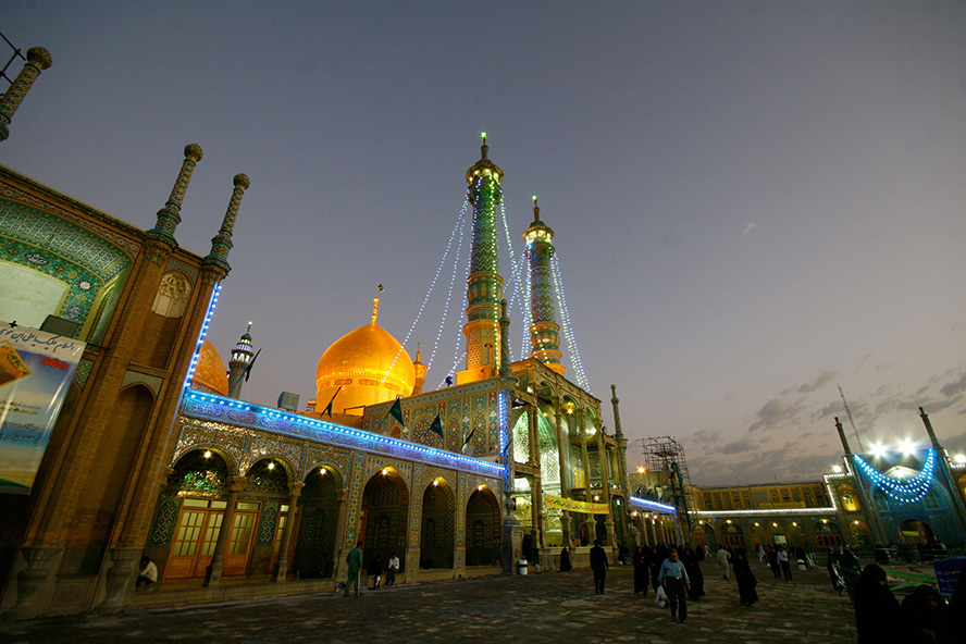 عکس با کیفیت نمای بیرون زیبای حرم حضرت فاطمه المعصومه (س)