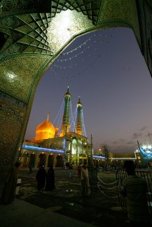 عکس با کیفیت نمای دور و بیرونی حرم مطهر حضرت فاطمه معصومه (س) و آسمان شب