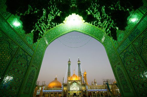 عکس با کیفیت ورودی حرم مطهر حضرت فاطمه معصومه (س) به رنگ سبز