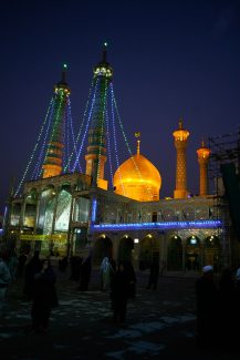 عکس با کیفیت چراغانی کردن گلدسته های حرم و گنبد طلا حضرت فاطمه معصومه (س)
