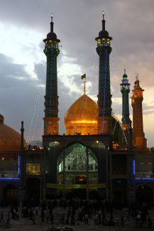 عکس با کیفیت نمای دور حرم حضرت فاطمه المعصومه (س) و آسمان در حال تاریک شدن