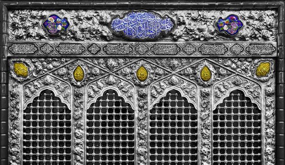 عکس با کیفیت ضریح امام حسین (ع) با نقوش حکاکی شده بر روی ضریح نقره ای