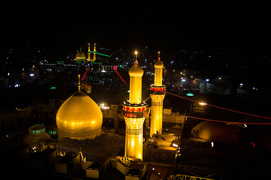 عکس با کیفیت گلدسته های در کنار گنبد طلایی امام حسین (ع) و آسمان شب