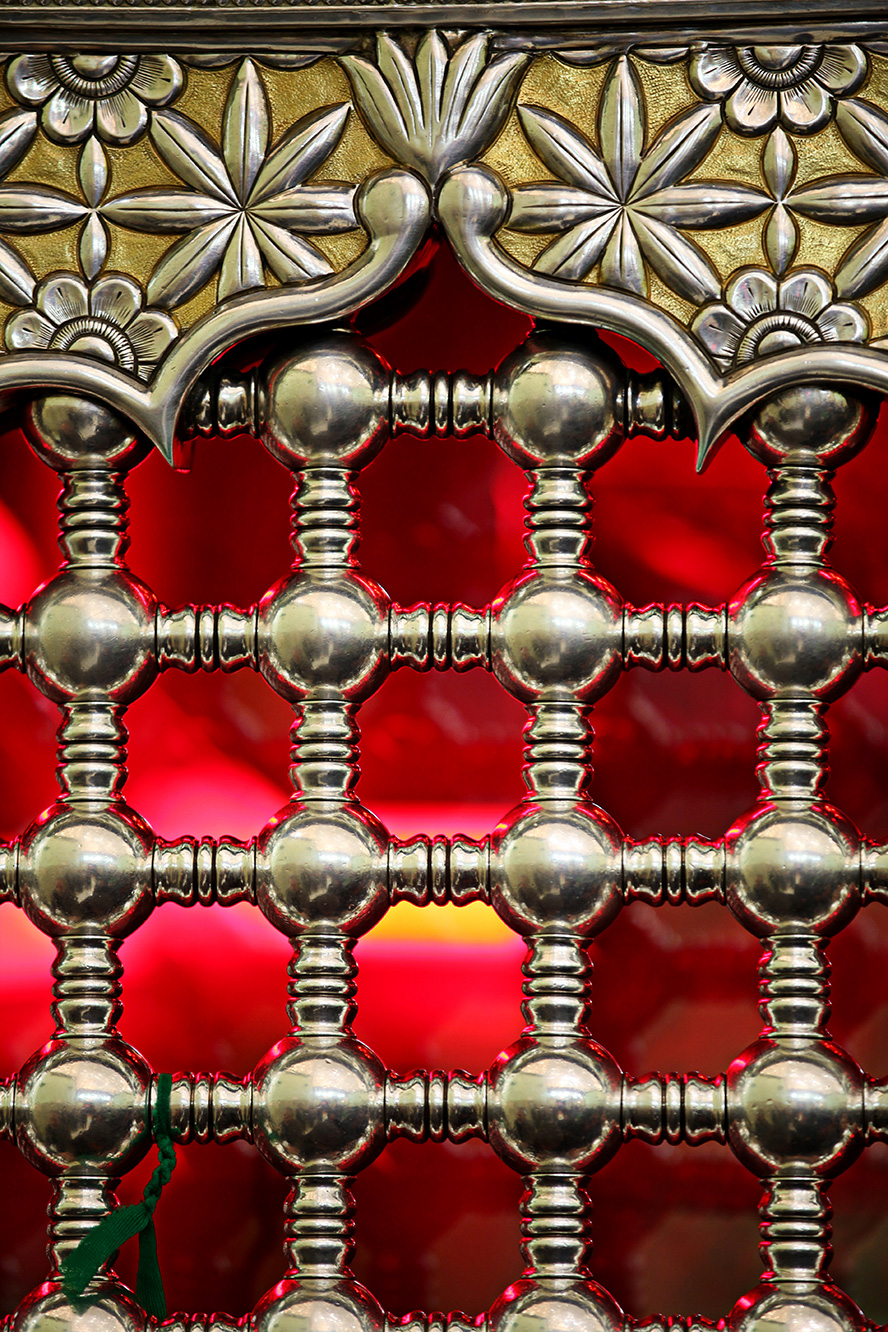 عکس با کیفیت ضریح امام حسین (ع) از نمای نزدیک و نور قرمز در ضریح