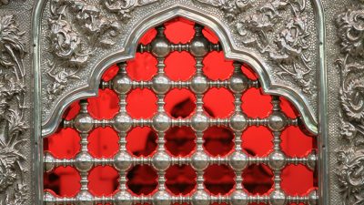 عکس با کیفیت ضریح امام حسین علیه السلام و نور قرمز در ضریح