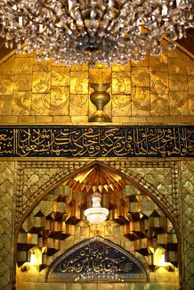 عکس با کیفیت  دیوار طلایی زیبای حرم امام حسین علیه السلام و لوستر زیبا در حرم