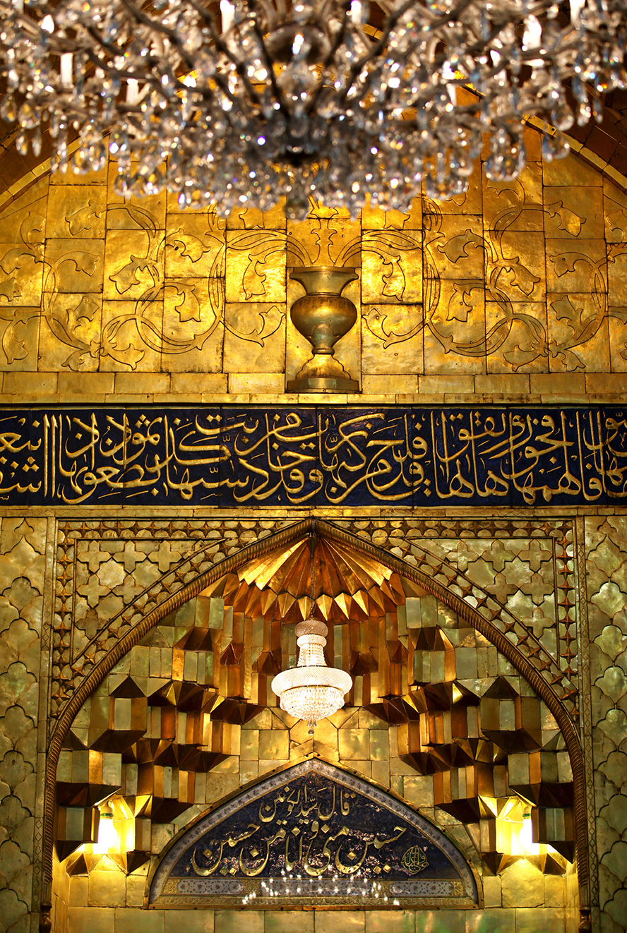 عکس با کیفیت  دیوار طلایی زیبای حرم امام حسین علیه السلام و لوستر زیبا در حرم