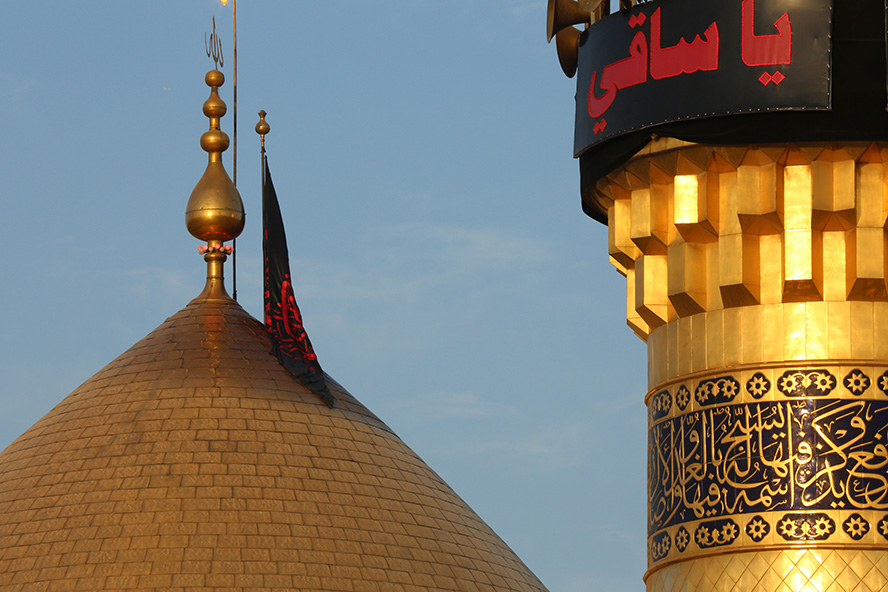 عکس با کیفیت گلدسته طلایی در کنار گبند طلایی امام حسین (ع)