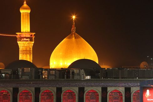 عکس با کیفیت گلدسته طلایی در کنار گنبد طلایی زیبای امام حسین (ع)