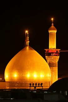 عکس با کیفیت گنبد زیبای و طلایی امام حسین (ع) به همراه گلدسته و پس زمینه مشکی