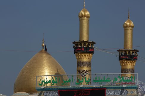 عکس با کیفیت السلام علیک یابن امیر المومنین نوشته بر روی حرم در کنار گبند و گلدسته طلایی حرم امام علی (ع)