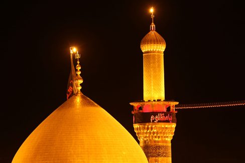 عکس با کیفیت گنبد و گلدسته ی طلایی امام حسین علیه السلام و پس زمینه به رنگ مشکی