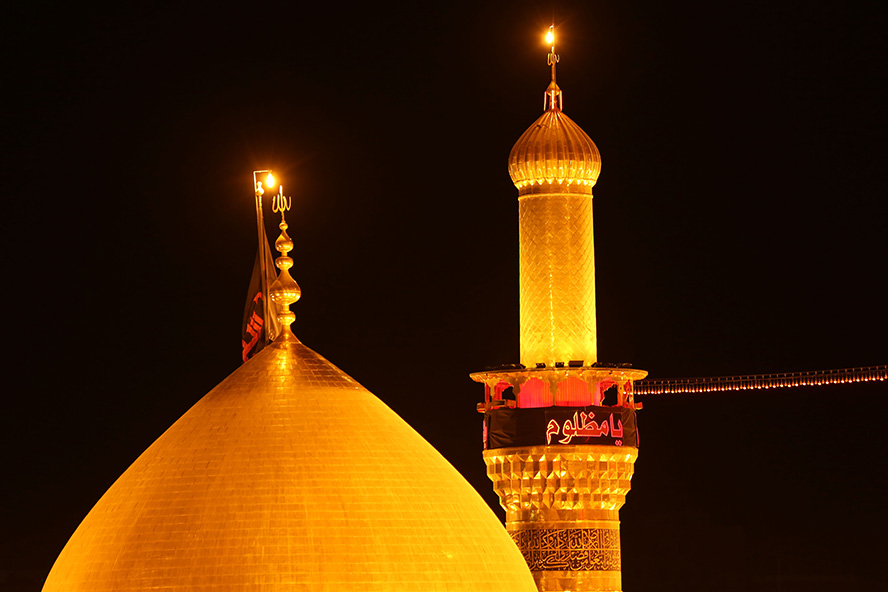 عکس با کیفیت گنبد و گلدسته ی طلایی امام حسین علیه السلام و پس زمینه به رنگ مشکی