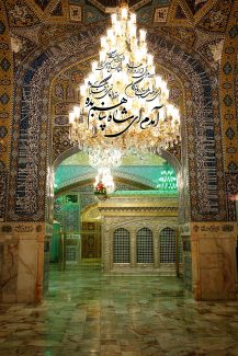 عکس با کیفیت طرح یا پوستر حرم مطهر امام رضا (ع) ضریح مطهر حرم امام رضا (ع) از نمای دور و لوستر زیبا در تصویر و شعر آمده ام ای شاه پناهم بده