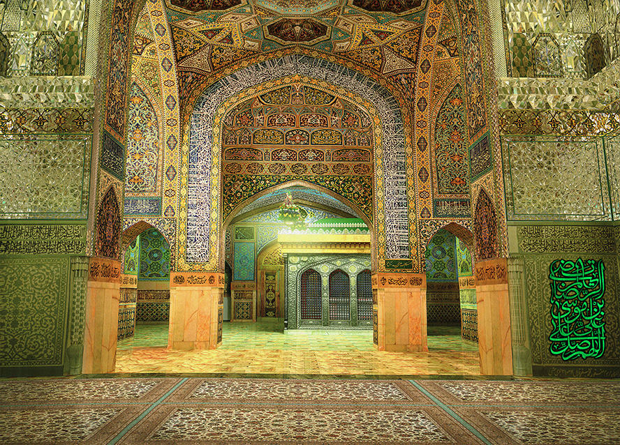 عکس با کیفیت طرح یا پوستر حرم مطهر امام رضا (ع) ضریح مطهر امام رضا از نمای دور و دیوار محراب شکل در جلوی آن و متن سبز رنگ صلی علی علی بن موسی الرضا المرتضی بر روی دیوار