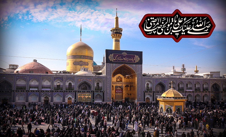 عکس با کیفیت صحن حرم زیبای امام رضا (ع) و مردم در حال زیارت و آسمان آبی
