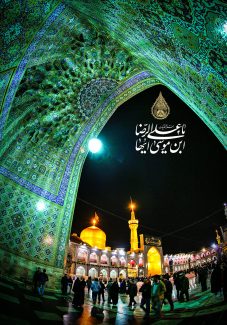 عکس با کیفیت  حرم امام رضا (ع) با صحن زیبا گنبد و گلدسته طلایی و دیوار های زیبای صحن