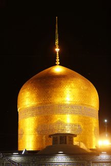 عکس با کیفیت طرح یا پوستر حرم مطهر امام رضا (ع) گنبد طلای حرم امام رضا از نمای نزدیک و پرچم سبز بر روی آن و