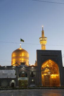 عکس با کیفیت طرح یا پوستر حرم مطهر امام رضا (ع) تصویر گرفته شده از حرم در صبح زود و نمای پایین و گنبد و گلدسته طلای امام رضا