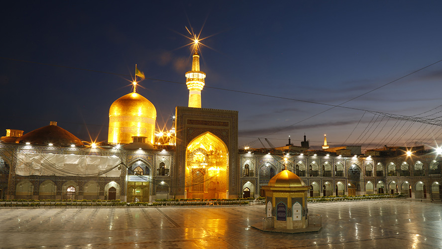عکس با کیفیت طرح یا پوستر حرم مطهر امام رضا (ع) صحن خالی حرم و گنبد و گلدسته طلایی حرم و سقا خانه طلایی زیبا