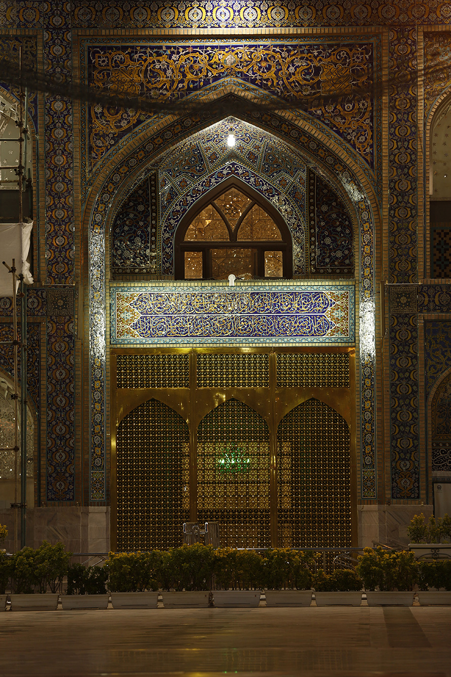 عکس با کیفیت ضریح طلایی و زیبای امام رضا (ع) در شب