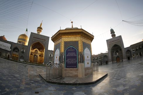 عکس با کیفیت سقاخانه در وسط حرم زیبای امام رضا (ع) با گنبد و گلدسته های طلا