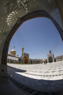 عکس با کیفیت حرم امام رضا علیه السلام از زاویه دیگر و گنبد و گلدسته طلایی
