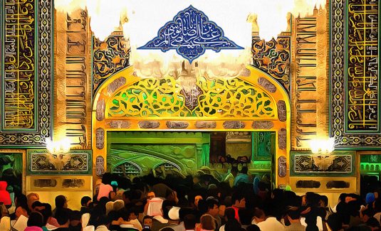 عکس با کیفیت قاب زیبا در بالای در طلایی رنگ با متن یا علی بن موسی الرضا (ع) و مردم در حال رفتن به داخل برای زیارت ضریح امام رضا علیه السلام