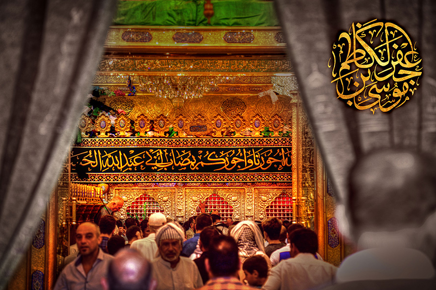عکس با کیفیت ضریح زیبای در حرم کاظمین و مردم در حال زیارت ضریح امام موسی کاظم (ع)