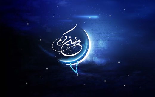 عکس با کیفیت طرح یا پوستر ماه رمضان ماه زیبای درخشان در پس زمینه آسمان سرمه ای و ستاره های درخشان در اطرافش و مضان کریم در کنار ماه و تسبیح آبی آویز از ماه