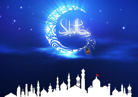 عکس با کیفیت طرح یا پوستر ماه رمضان ماه زیبا درخشان متشکل از نقوش زیبا و متن رمضان المبارک در کنارش در آسمان زیبای سرمه ای و ستاره های زیبا در اطراف ماه و گنبد و گلدسته ها در کنار یکدیگر در پایین تصویر به رنگ سفید