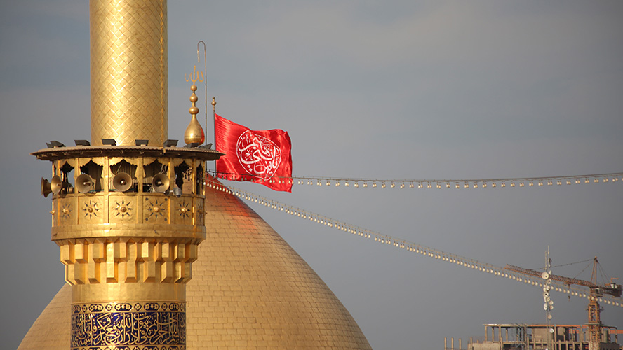 عکس با کیفیت طرح یا پوستر حرم مطهر حضرت عباس (ع) پرچم قرمز و متن یا قمر بنی هاشم بر روی پرچم و آن بر روی گنبد طلای حضرت عباس