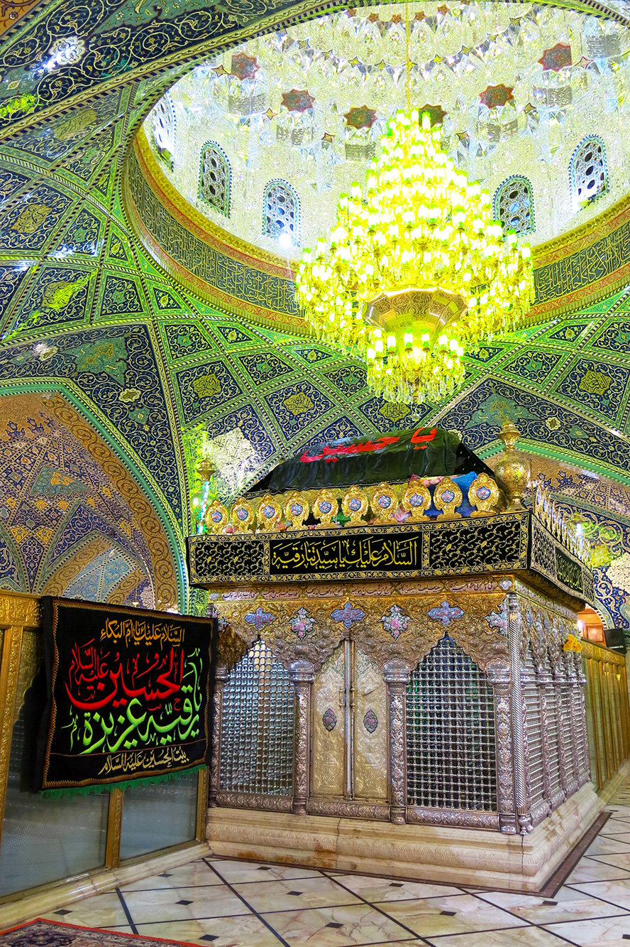 عکس با کیفیت پرچم مشکی کوچک در کنار ضریح زیبای حضرت رقیه (س)
