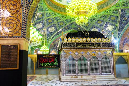 عکس با کیفیت فضای داخل حرم حضرت رقیه با سقف زیبا و لوستر نورانی و ضریح زیبا و با شکوه حضرت رقیه (س)