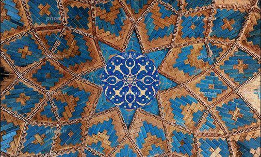عکس با کیفیت سقف کاشی کاری شده به رنگ آبی و به شکل شمسه