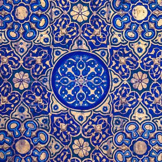 عکس با کیفیت پس زمینه به رنگ آبی لاجوردی و نقوش اسلیمی زیبا به رنگ طلایی بر روی آن