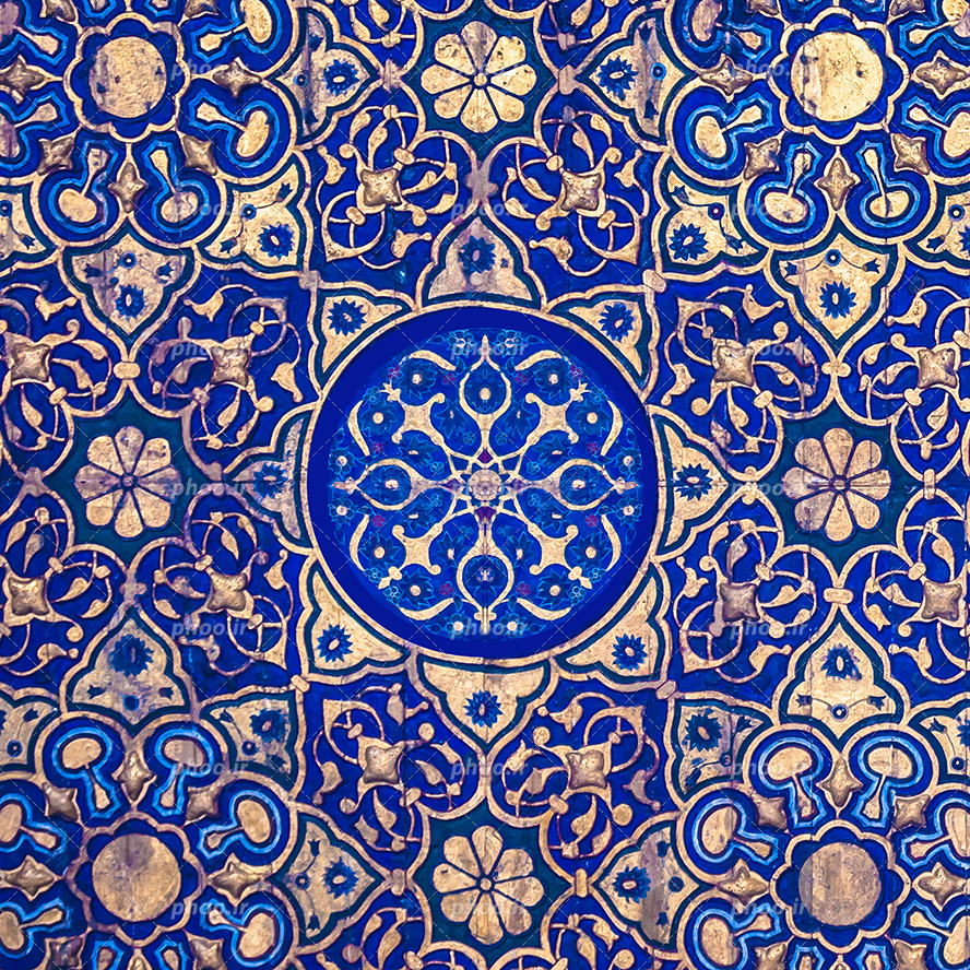 عکس با کیفیت پس زمینه به رنگ آبی لاجوردی و نقوش اسلیمی زیبا به رنگ طلایی بر روی آن