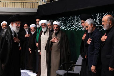 عکس با کیفیت تصویر شهید سردار قاسم سلیمانی دکتر رفیعیو جمعی از علما دیگر و در طرف دیگر شهید سردار سلیمانی در کنار مقتدی صدر در حال سلام کردن به رهبر